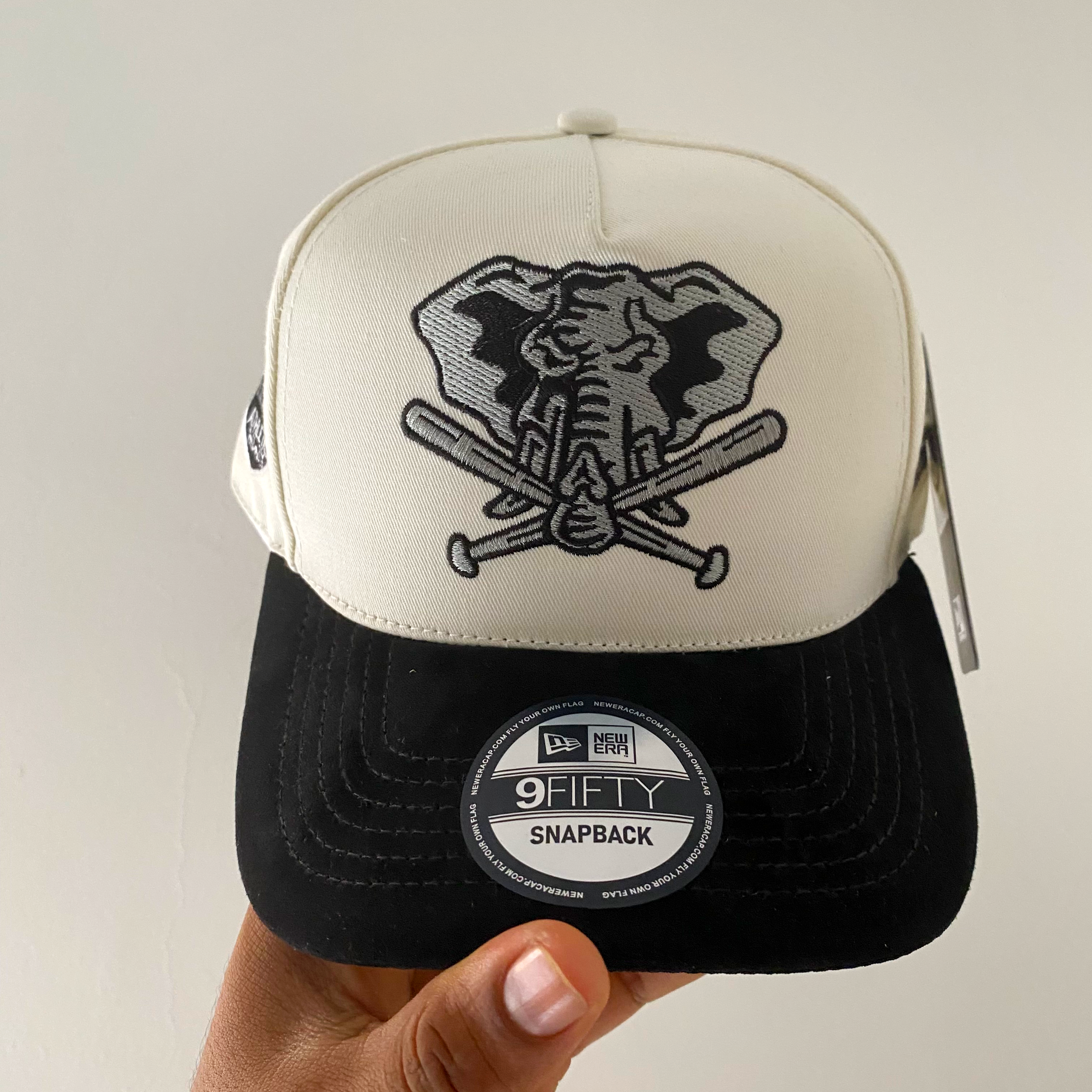 OAKLAND CREMA Y NEGRO