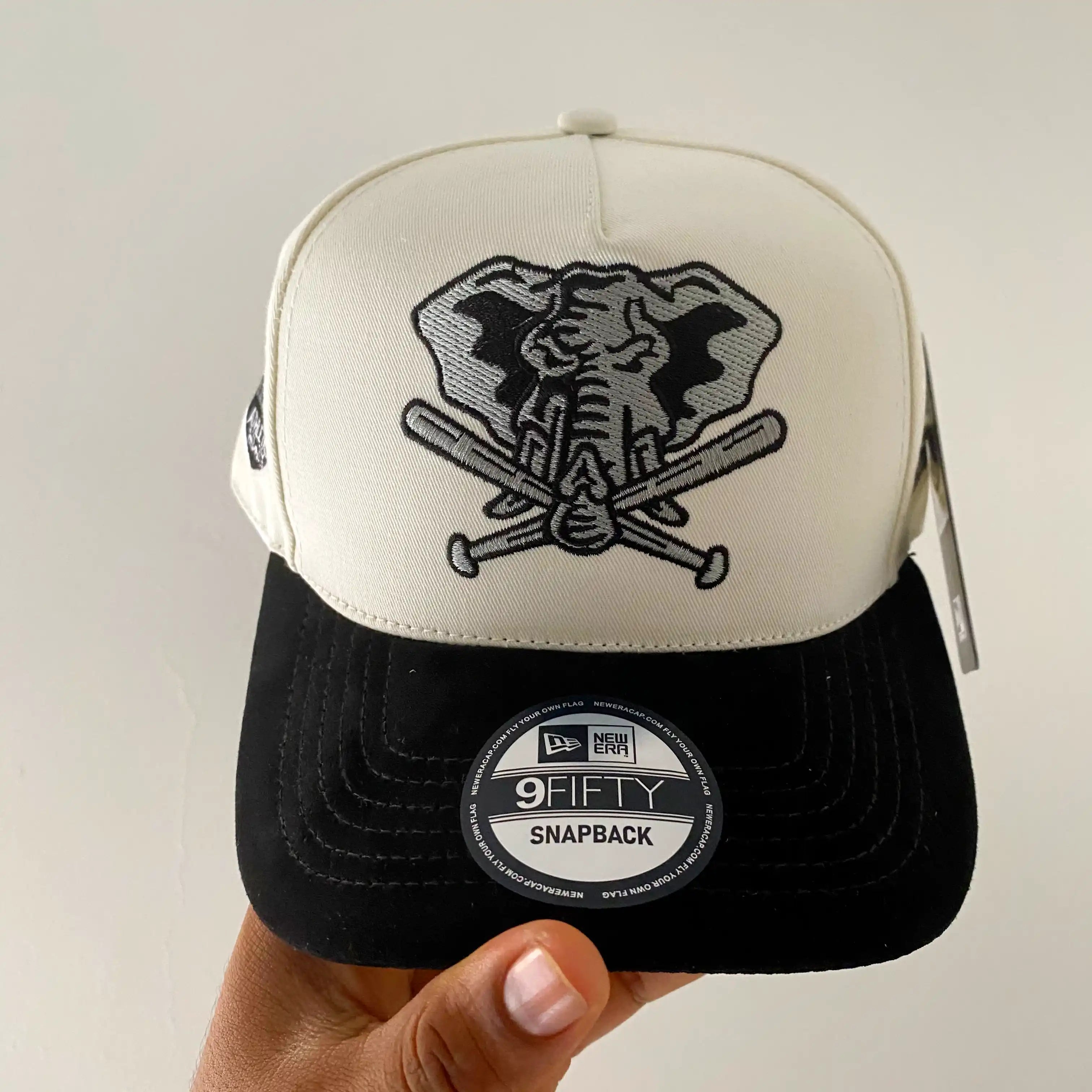 OAKLAND CREMA Y NEGRO
