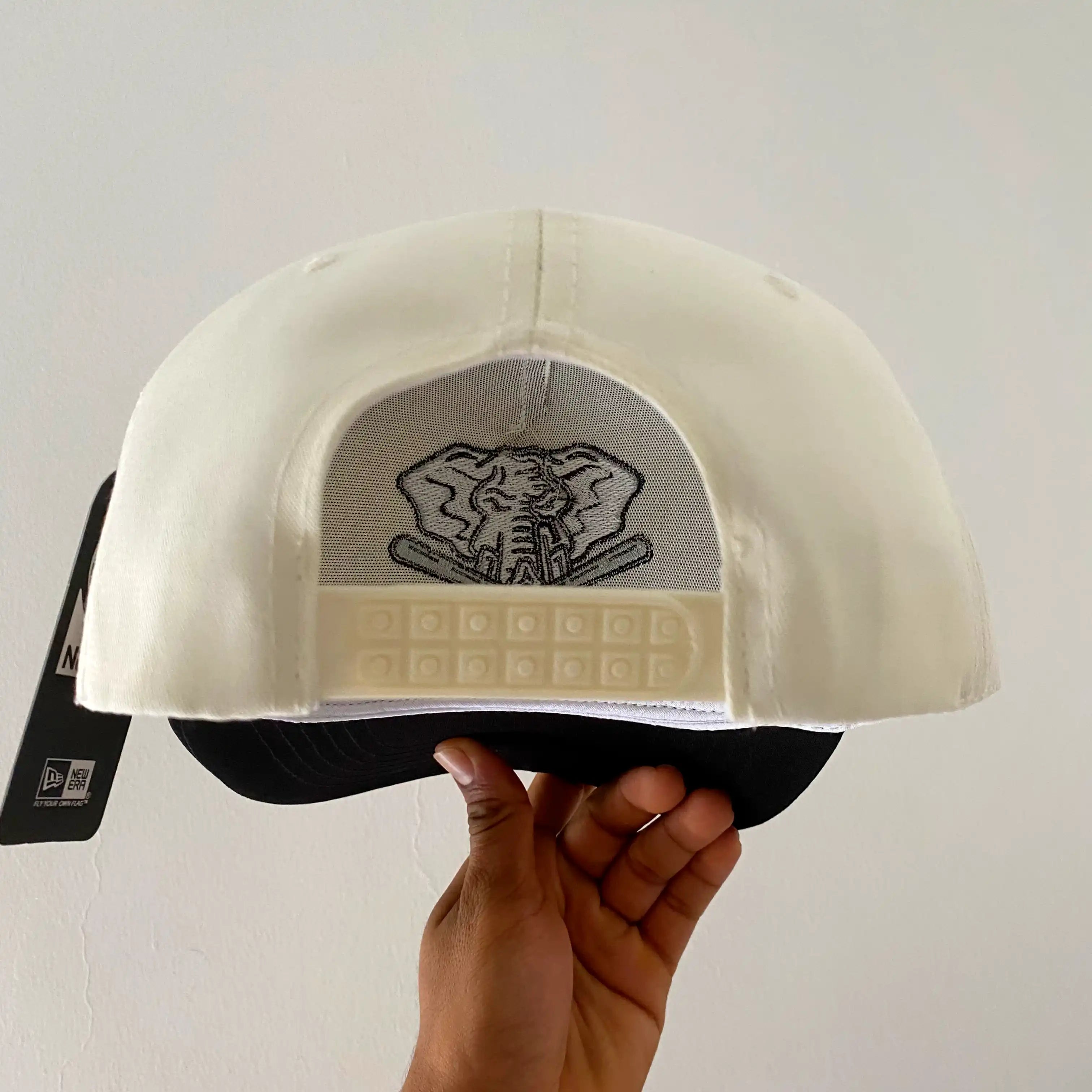 OAKLAND CREMA Y NEGRO