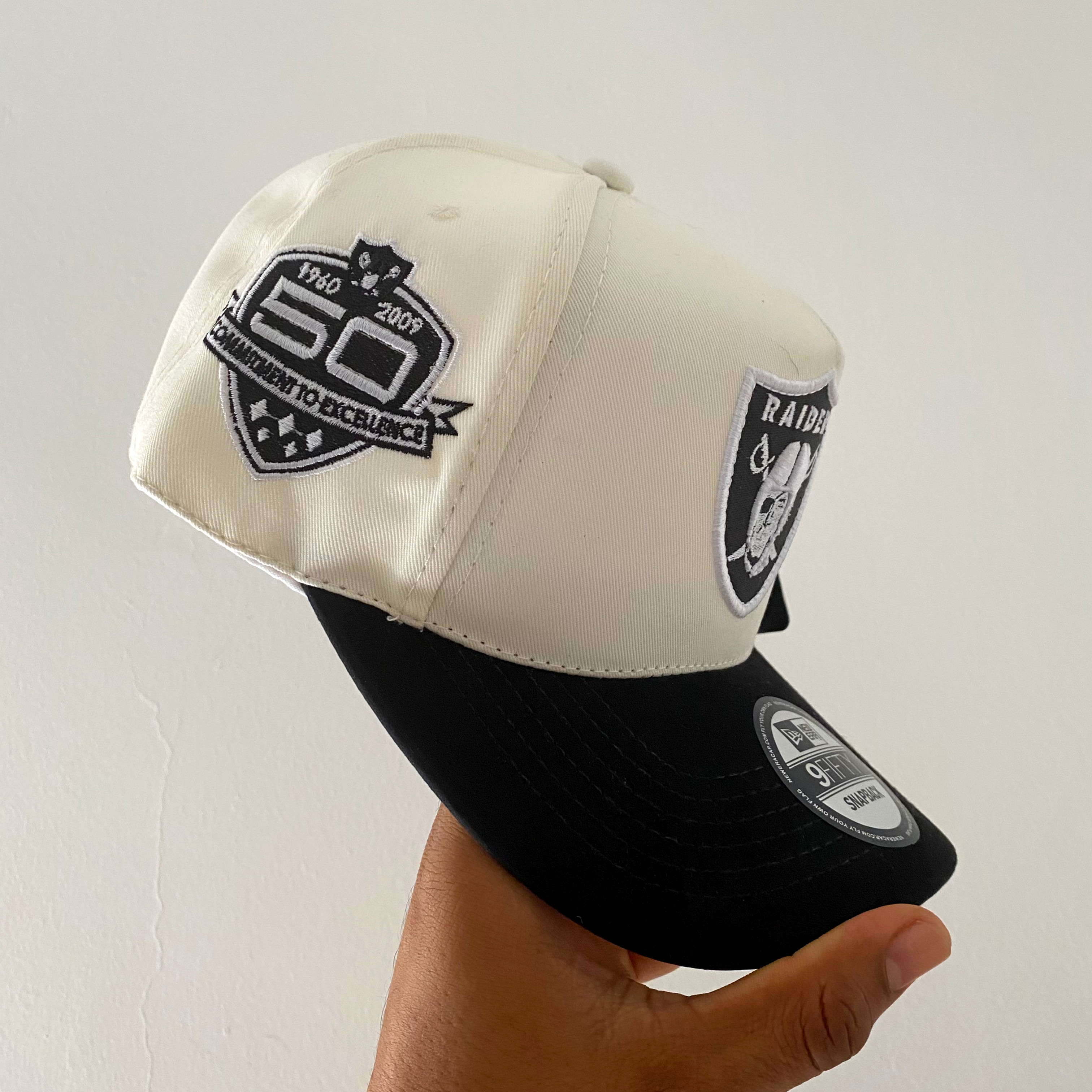 CAP RAIDERS CREMA-NEGRO