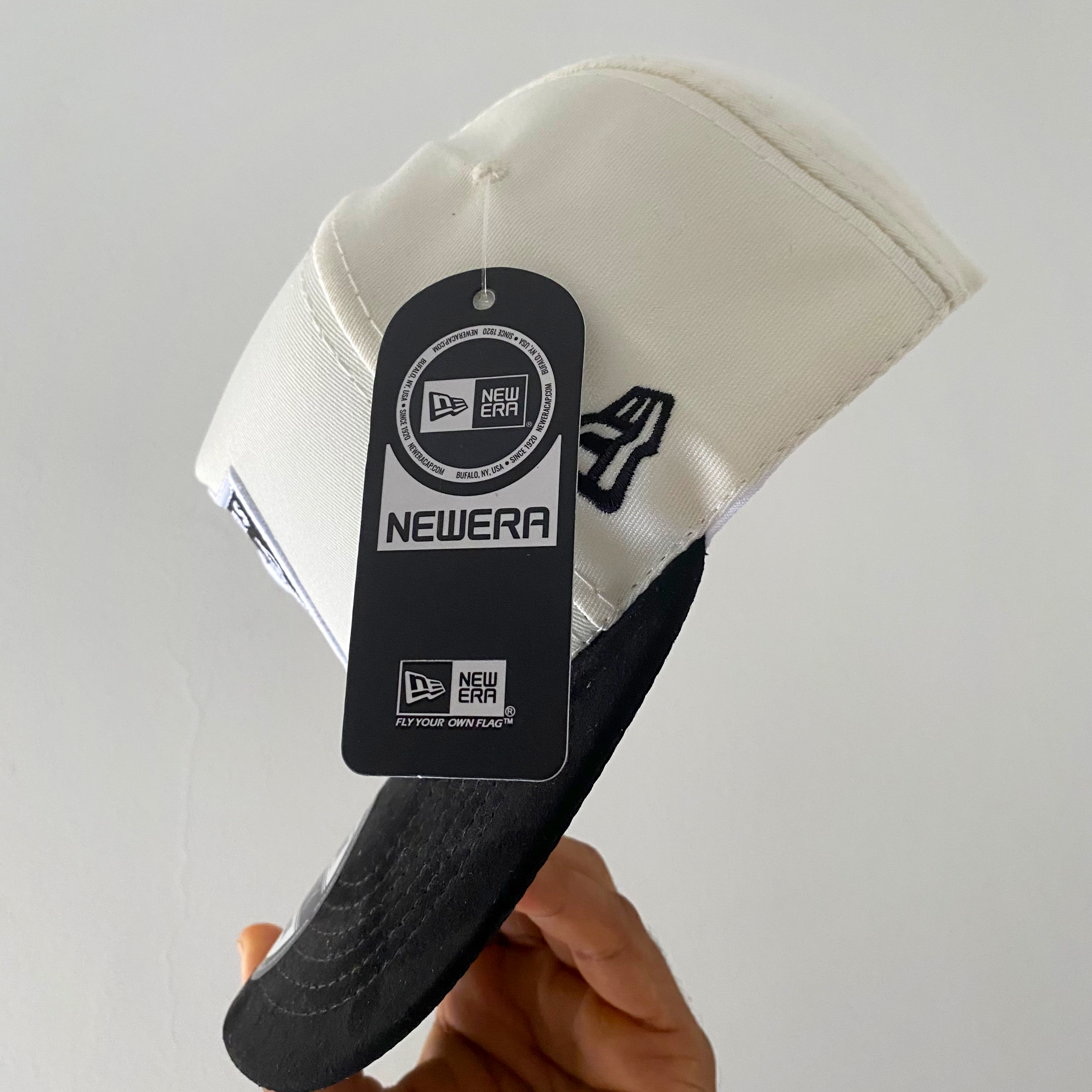 CAP RAIDERS CREMA-NEGRO