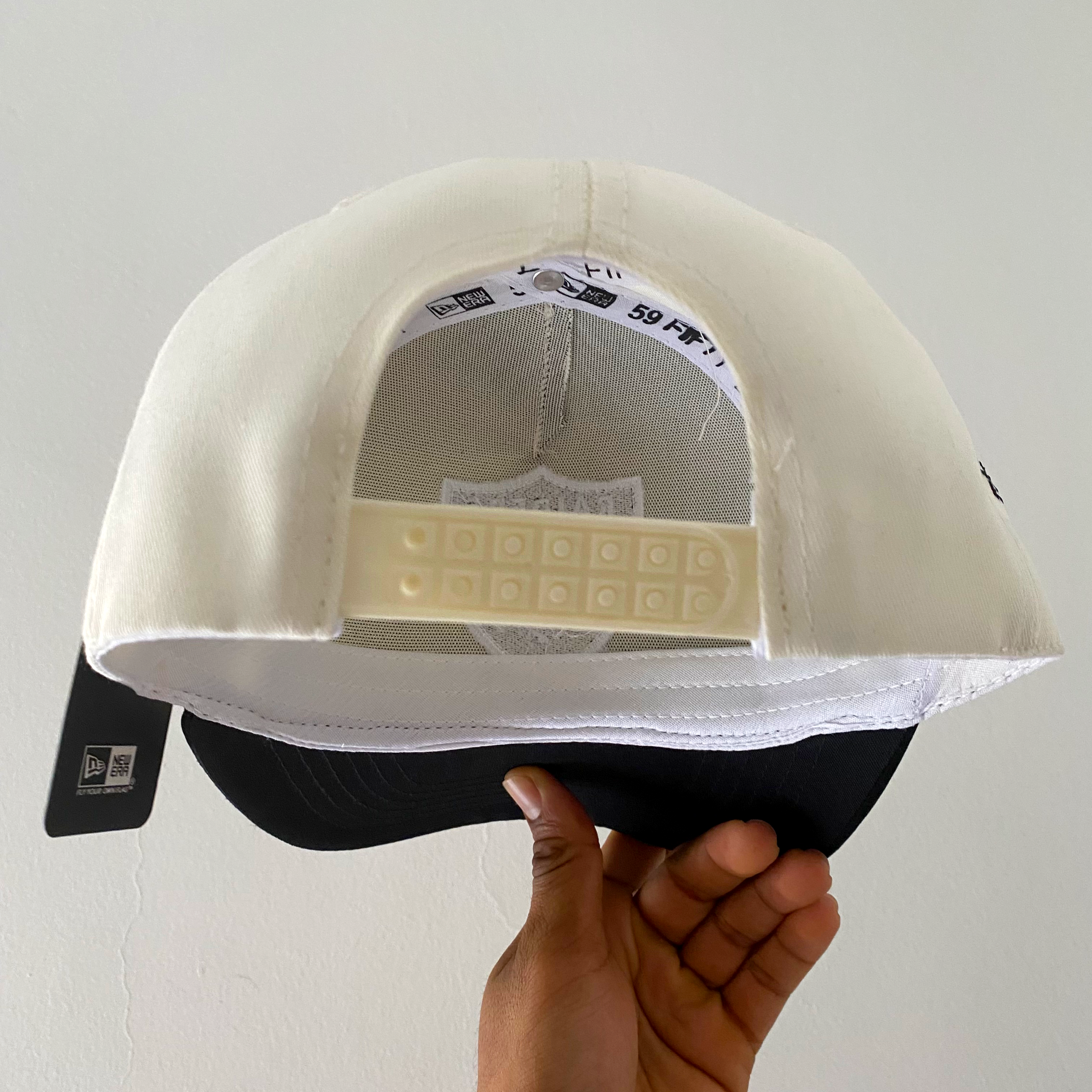 CAP RAIDERS CREMA-NEGRO