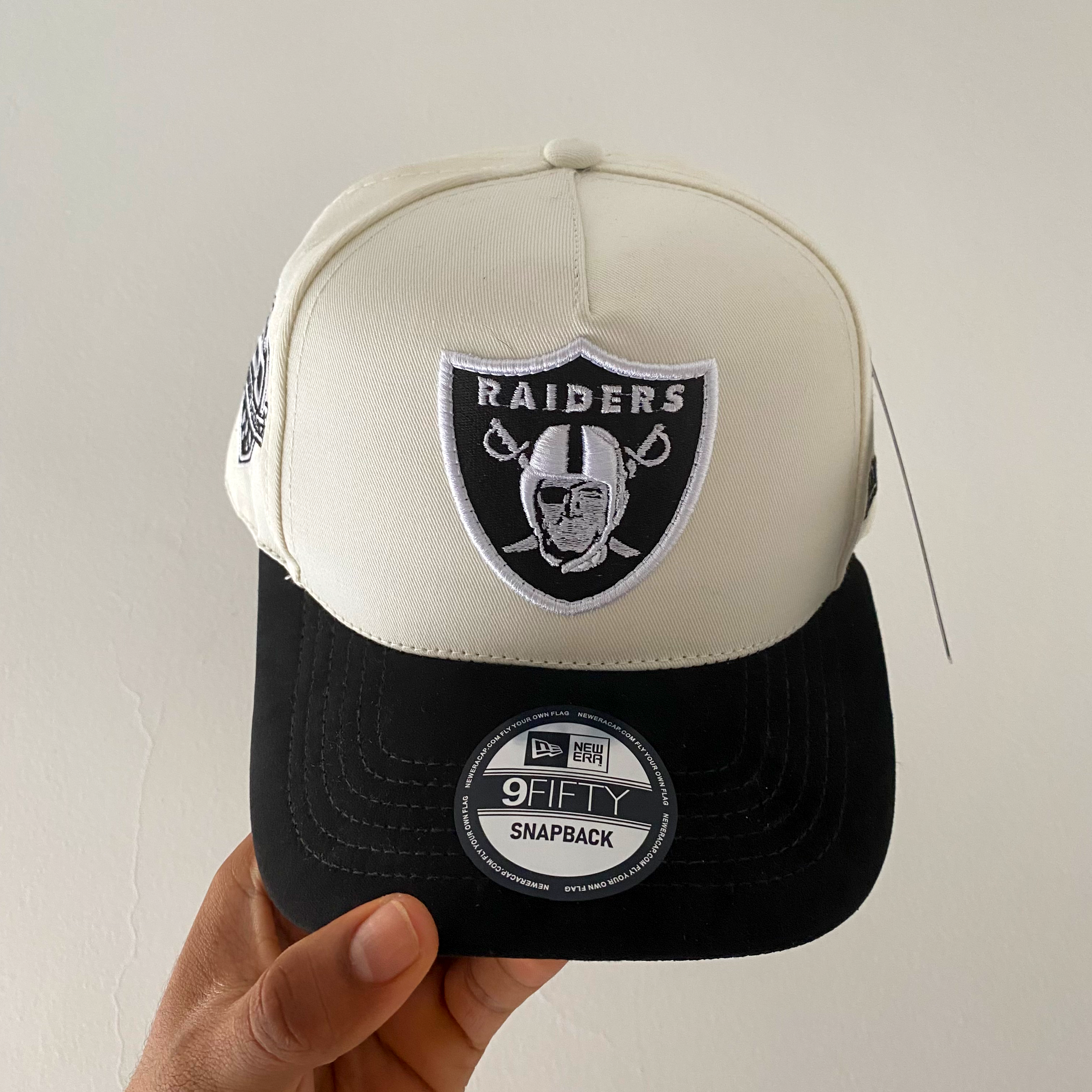 CAP RAIDERS CREMA-NEGRO